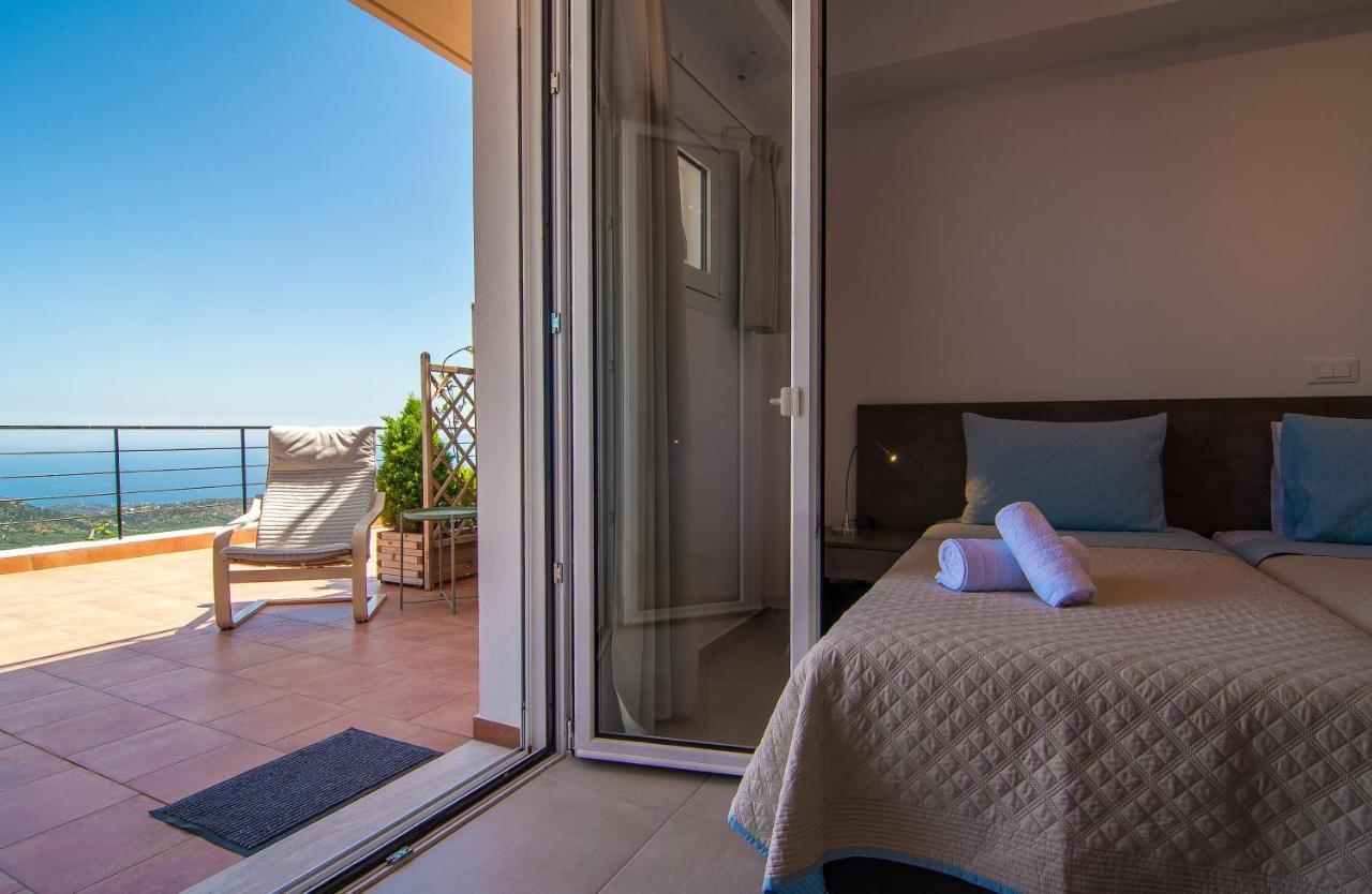 Villa Dio Petres Kroustas Buitenkant foto
