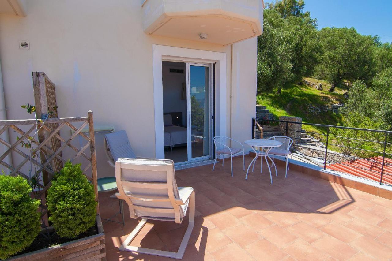 Villa Dio Petres Kroustas Buitenkant foto
